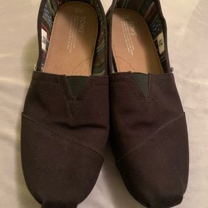 Men’s Toms slip in shoes.